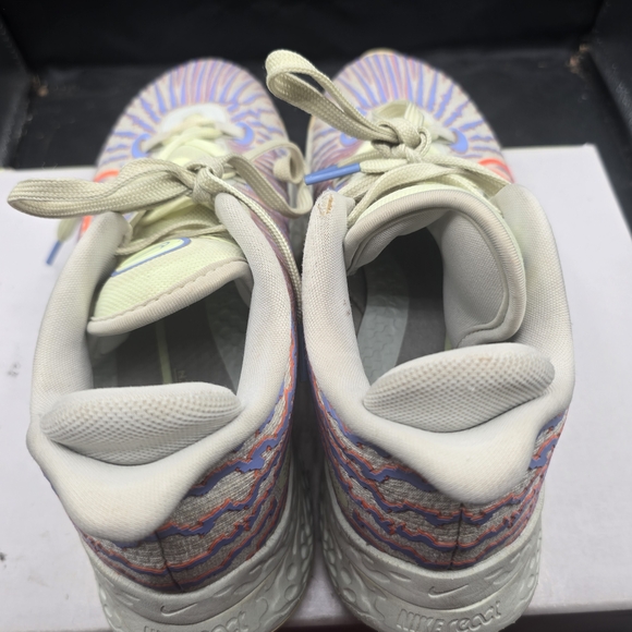 Nike White and Gray Athletic‎ Shoes main image 7
